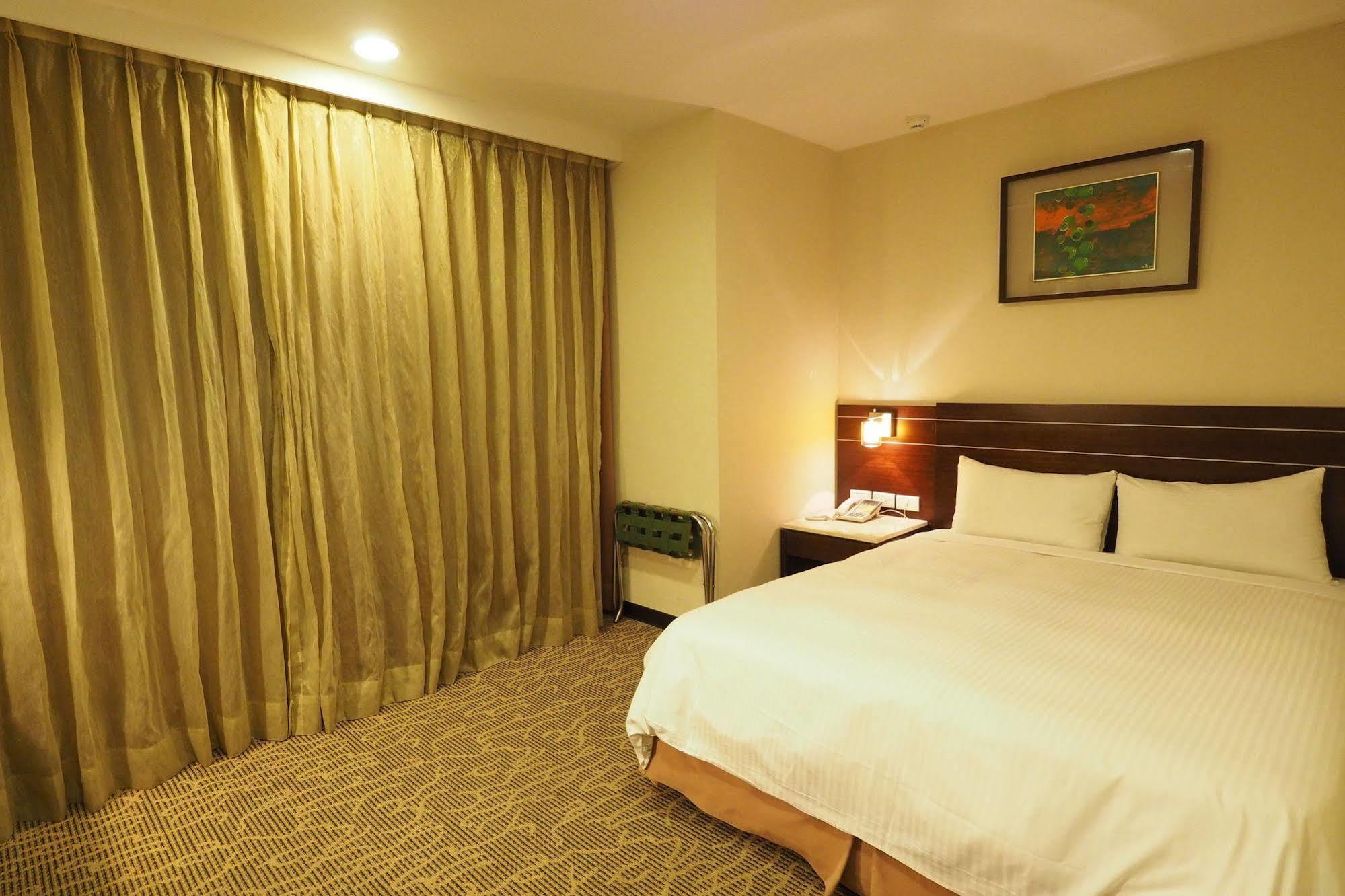 Young Soarlan Hotel - Đài Nam Ngoại thất bức ảnh